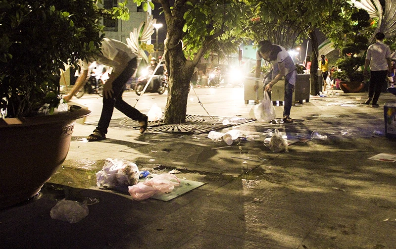 Những bạn trẻ nhặt rác sau giao thừa ở trung tâm Sài Gòn ảnh 1